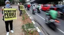 Aktivis Koalisi Pejalan Kaki melakukan aksi peduli pejalan kaki di kawasan pedestrian Kasablanka, Jakarta, Kamis (22/8). Mereka menyerukan agar tidak menggunakan trotoar sebagai tempat parkir dan berjualan.(Liputan6.com/JohanTallo)
