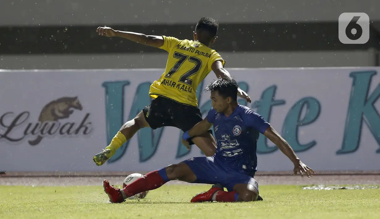Pemain Barito Putera Kahar (kiri) berebut bola dengan pemain Arema FC Bagas Adi Nugroho dalam pertandingan babak penyisihan Piala Menpora 2021 di Stadion Manahan, Solo, Kamis (25/3/2021). Arema FC kalah 1-2. (Bola.com/Arief Bagus)