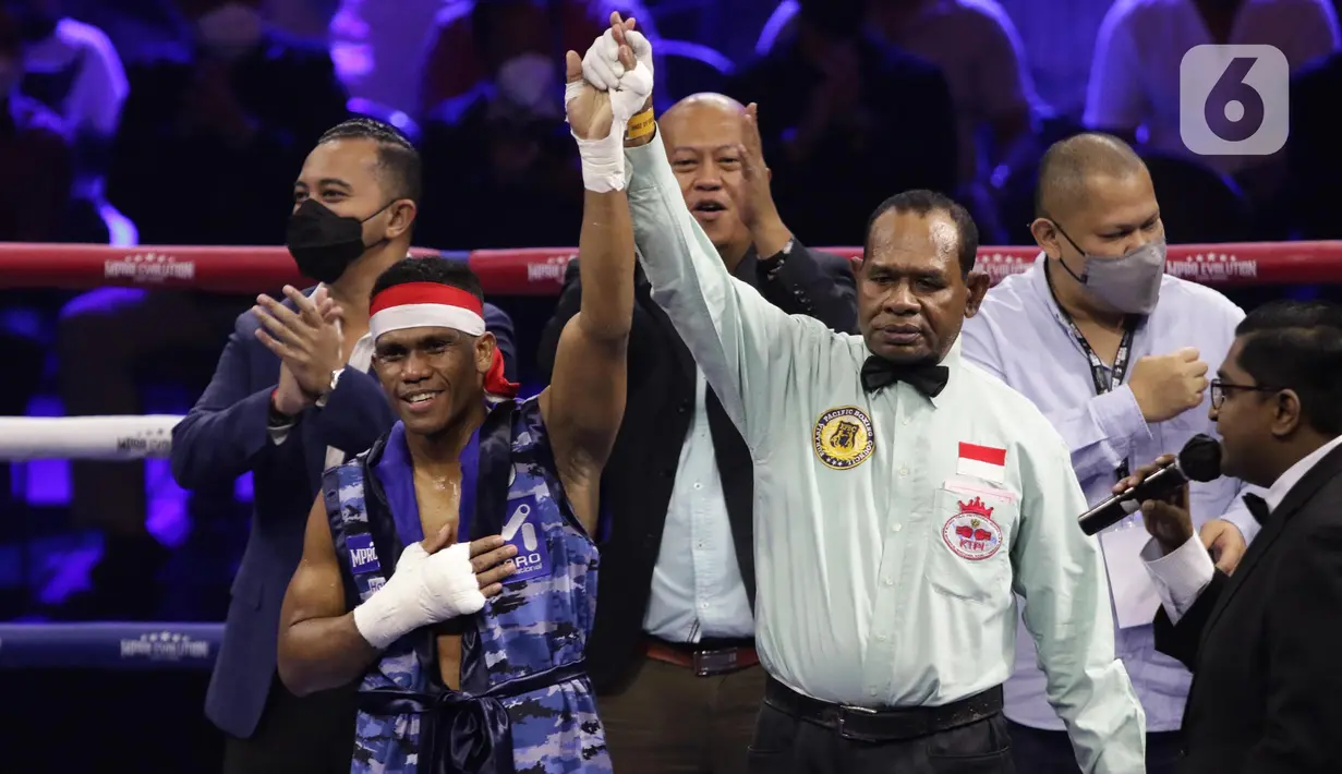 Petinju Indonesia Ongen Saknosiwi (kiri) saat dinyatakan menang atas Jirawat Thammachot (Thailand) pada duel kelas bulu bertajuk MPRO Evolution Fight Series 2022 di Balai Sarbini, Jakarta, Jumat (1/7/2022). Ongen Saknosiwi hanya butuh dua ronde untuk meraih kemenangan knockout (KO) atas petinju Thailand Jirawat Thammachot. (Liputan6.com/Helmi Fithriansyah)