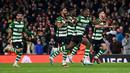 Selebrasi para pemain Sporting Lisbon setelah menyingkirkan Arsenal melalui adu penalti pada laga leg kedua babak 16 besar Liga Europa 2022/2023 di Emirates Stadium, London (16/3/2023). Sporting Lisbon menjadi klub teranyar yang menyingkirkan Arsenal pada ajang Liga Europa, yaitu pada babak 16 besar musim 2022/2023. Setelah pada leg pertama kedua tim bermain imbang 2-2 di kandang Sporting Lisbon, kedua tim kembali bermain imbang 1-1 hingga perpanjangan waktu pada leg kedua. The Gunners akhirnya takluk 3-5 dalam adu penalti. (AFP/Glyn Kirk)