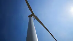 Bentuk turbin di area Pembangkit Listrik Tenaga Bayu (PLTB) Tolo 1 di Jeneponto, Sulawesi Selatan, Jumat (21/9). Turbin PLTB Tolo 1 memiliki tinggi tiang 133 meter dengan panjang bilah (blade) 63 meter. (Liputan6.com/Pool/ESDM)