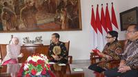 Presiden RI Joko Widodo menerima kunjungan Deputi Perdana Menteri Malaysia, Wan Azizah Wan Ismail, di Istana Bogor, Selasa, 9 Oktober 2018 (Liputan6.com/Titin Supriatin)