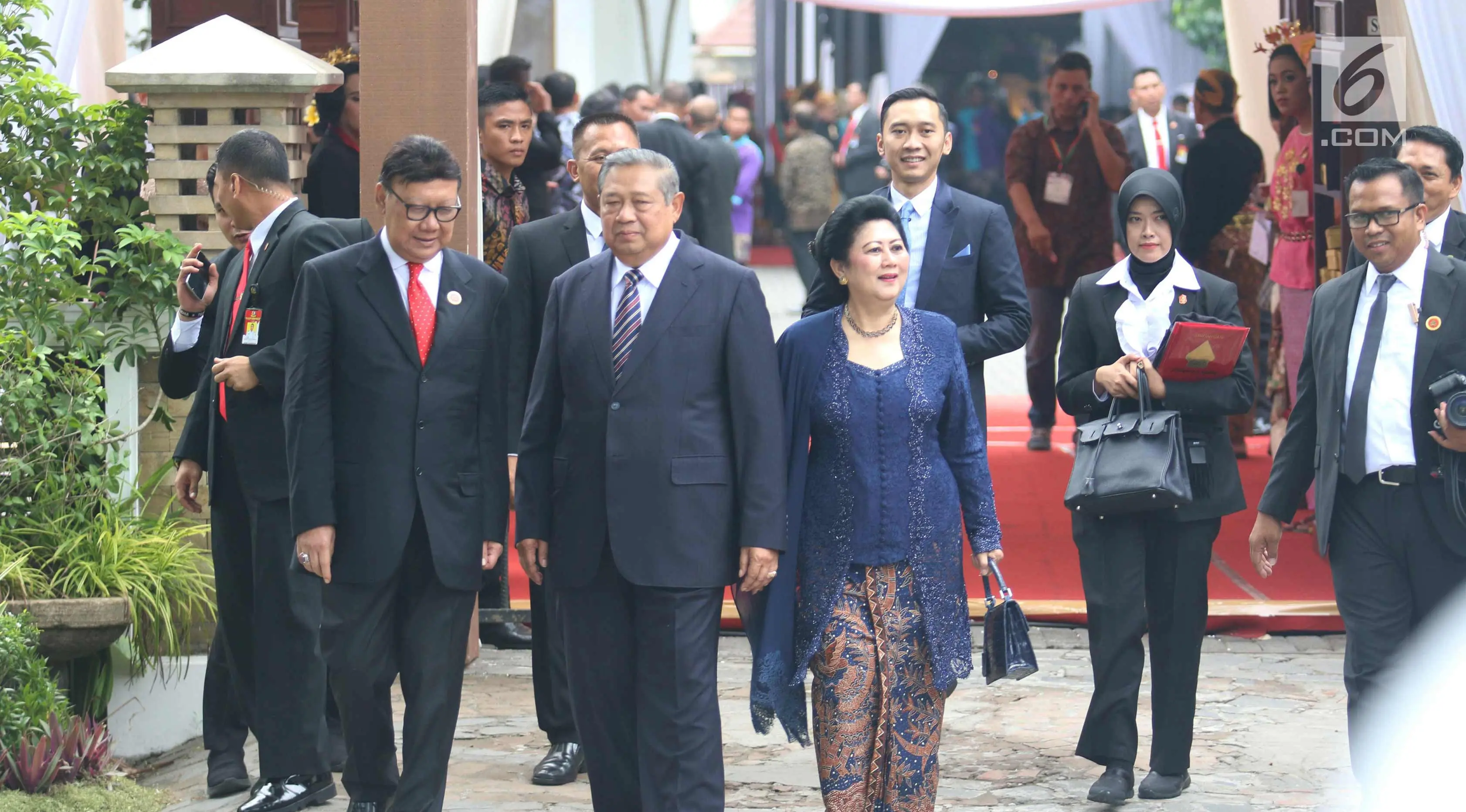 Presiden ke-6 RI Susilo Bambang Yudhoyono (SBY) bersama istrinya Ani Yudhoyono dan anaknya Edhie Baskoro Yudhoyono (Ibas) saat menghadiri prosesi pernikahan  Kahiyang Ayu-Bobby Nasution di Graha Saba, Surakarta, Rabu (8/11). (Liputan6.com/Angga Yuniar)