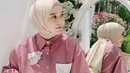 Pelantun lagu Bismillah Cinta ini memang gaya penampilannya selalu terlihat menawan. Saat memakai kemeja warna merah muda, Lesty terlihat begitu cantik menawan. Tak ayal, banyak netizen yang terpukau dengan kecantikan Lesty. (Liputan6.com/IG/@lestykejora)