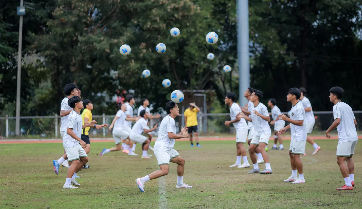 Tidak hanya kemenangan atas Myanmar besok, kepastian lolos dan tidaknya tim racikan pelatih Indra Sjafri juga akan ditentukan oleh hasil dari pertandingan Timnas Malaysia U-22 melawan Vietnam di Grup B. Tampak dalam foto, pemain Timnas Indonesia U-22 melakukan sesi latihan resmi jelang melawan Myamar pada matchday kedua Grup C SEA Games 2025. (Bola.com/ Bagaskara Lazuardi)