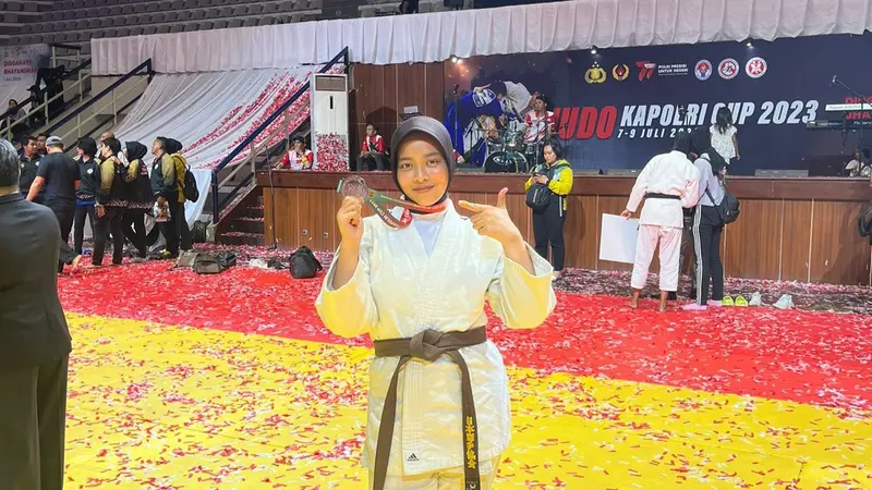 Bripda Nurul Khafifa, ajudan Kapolda Sulawesi Tenggara Irjen Pol Teguh Pristiwanto (paling kanan) merebut medali perak pada Kejurnas Judo antar Polda di Jakarta.(Liputan6.com/Ahmad Akbar Fua)