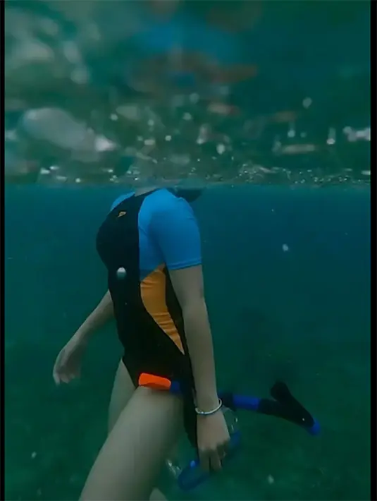 Selain itu, Prilly Latuconsina juga tampak telah menyiapkan peralatan untuk menyelam yang menempel di tubuhnya. [Instagram/prillylatuconsina96]