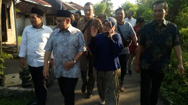 Calon Gubernur Jawa Tengah nomor urut 2 Sudirman Said menyantap kudapan pagi di kampung halamannya, Brebes, Jawa Tengah (Liputan6.com/Fajar Eko Nugroho)