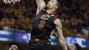 Aksi pemain Cavaliers, George Hill melakukan dunks saat melawan Toronto Raptors pada gim keempat semifinal Wilayah Timur NBA playoff di Quicken Loans Arena, Cleveland, (7/5/2018). (AP/Tony Dejak)