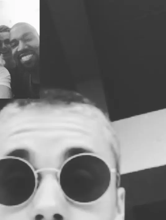 Hal tersebut ditunjukan oleh Justin Bieber lewat akun instagramnya. Dalam foto tersebut, Justin tengah melakukan facetime bersama Kanye West dan beberapa rekannya. (Instagram/Bintang.com)