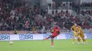 Gol pertama Persija Jakarta tercipta melalui eksekusi penalti Allano Brendon De Souza Lima (Allano) pada menit 45+5. Persija Jakarta menambah keunggulan lewat gol bunuh diri pemain belakang Bhayangkara FC, Putu Gede Juniantara pada menit ke-62. Dan, gol Jordi Amat pada menit ke-78 semakin mempertebal keunggulan Persija Jakarta atas Bhayangkara FC. Tampak dalam foto, pemain Persija, Allano Brendon De Souza Lima (Allano) saat melakukan eksekusi tendanga penalti saat menjamu Bhayangkara FC pada lanjutan BRI Super League 2025/2026 di Stadion Utama Gelora Bung Karno (SUGBK), Jakarta, Senin (29/12/2025). (Bola.com/M Iqbal Ichsan)