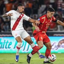 Gelandang tengah Persija, Van Basty Sousa e Silva (kanan) mencoba melewati adangan pemain Persis Solo pada pertandingan pekan ke-30 BRI Super League 2025/2026 di Stadion Utama Gelora Bung Karno (SUGBK), Jakarta, Senin 27 April 2026 malam WIB. (Bola.com/Abdul Aziz)