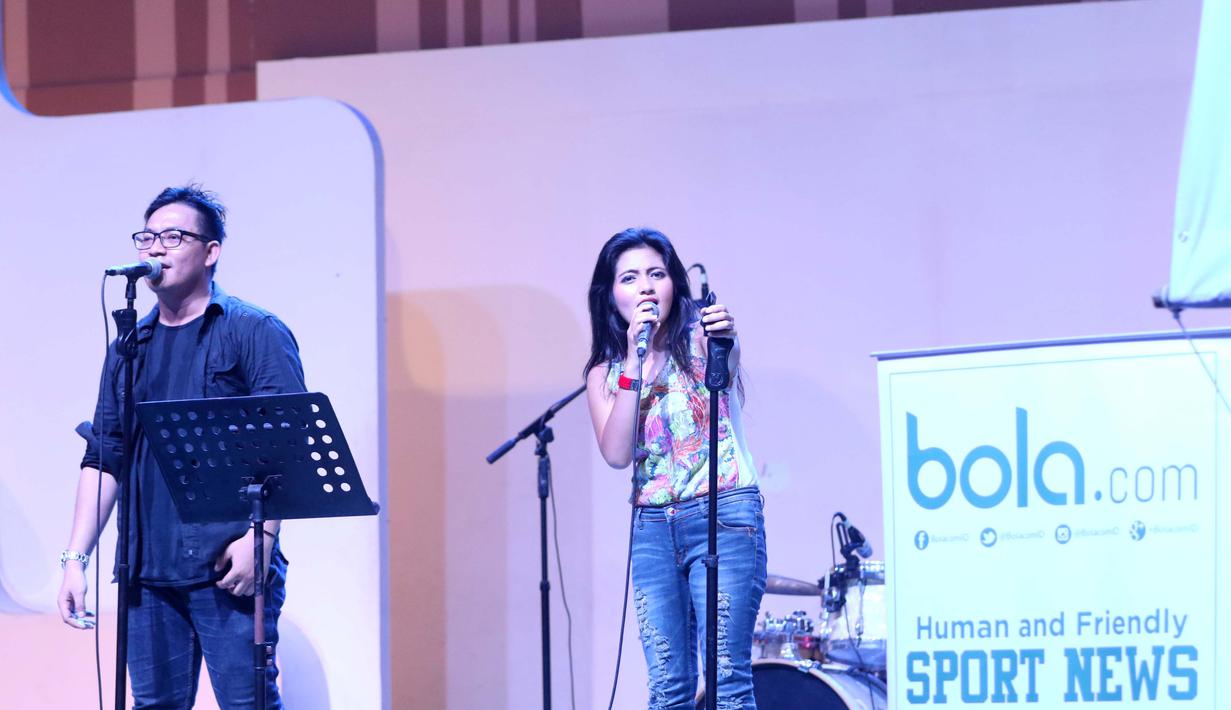 Musik menjadi pembuka acara nonton bareng Liga Premier Inggris antara Liverpool vs Manchester United di Mall Sumarecon Bekasi, Jawa Barat, Minggu (17/1/2016). (Bola.com/Nicklas Hanoatubun)