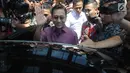 Wakil Presiden ke-11 Republik Indonesia, Boediono bersiap meninggalkan Gedung KPK setelah menjalani pemeriksaan, Jakarta, Kamis (15/11). Boediono menolak memberikan keterangan terkait pemeriksaannya kepada awak media. (Merdeka.com/Dwi Narwoko)