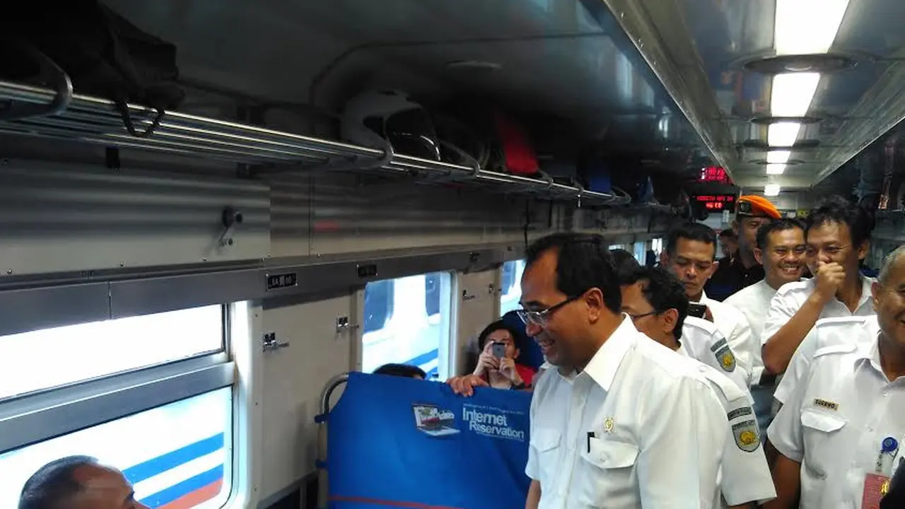 Menteri Perhubungan (Menhub) Budi Karya Sumadi meninjau kesiapan sarana dan prasarana angkutan Lebaran ke Stasiun Kereta Api Pasar Senen, Jakarta Pusat, Jumat (14/4/2017). (Liputan6.com/Fiki Ariyanti) 