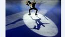 Atlet AS, Madison Chock dan Evan Bates beraksi dalam turnamen figure skating China ISU Grand Prix di Beijing, Tiongkok, (8/11/2015). (Reuters/Kim Kyung-Hoon)