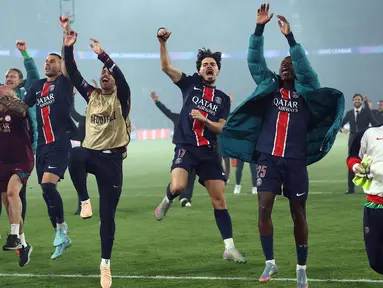 Para pemain Paris Saint-Germain (PSG) merayakan kemenangan mereka pada akhir pertandingan leg kedua semifinal Liga Champions 2024/2025 melawan Arsenal di Stadion Parc des Princes, Paris, pada 7 Mei 2025 waktu setempat atau Kamis (8/5/2025) dini hari WIB. (FRANCK FIFE/AFP)