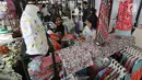Penjual sedang melayani pembeli di stan baju batik pada Pasar Kita oleh Sahabat UMKM di Lippo Mall Puri, Jakarta, Sabtu (10/3). Kegiatan Pasar Kita yang diikuti lebih dari 55 booth UMKM digelar pada 10-11 Maret. (Liputan6.com/Pool)