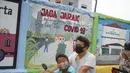 Pengendara motor melintas di depan mural bertema Kota Jakarta di sekitar Rusunawa KS Tubun, Jakarta, Senin (23/11/2020). Mural tersebut dibuat guna memercantik lingkungan di sekitar rusun agar lebih berwarna dan tidak tampak kumuh. (Liputan6.com/Immanuel Antonius)