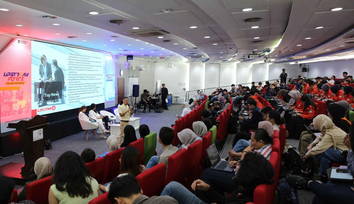 Social Media Manager Kapanlagi Youniverse, Eko Setiawan saat melakukan presentasi pada gelaran “Upstream Force We Are The Energy” di Auditorium Gedung Griya Legita, Lantai 3 Universitas Pertamina, Jakarta, Kamis (6/11/2025). (Fimela.com/Adrian Utama Putra)