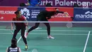 Ganda putri Indonesia, Della Destiara Haris/Rizki Amelia Pradipta mengarahkan kok ke arah pemain Jepang, Misaki Matsumoto/Ayaka Takahashi pada semifinal Bulutangkis Beregu Putri Asian Games 2018 di Jakarta, Selasa (21/8). (Liputan6.com/Helmi Fithriansyah)