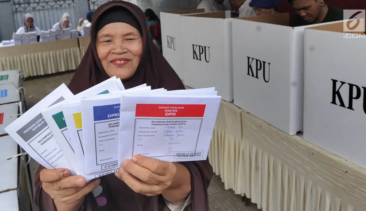 Warga menunjukkan surat suara saat pemungutan ulang Pemilu 2019 di TPS 71 Kelurahan Cempaka Putih, Kecamatan Ciputat Timur, Tangerang Selatan, Rabu (24/4). Pencoblosan ulang dilakukan karena ditemukannya pelanggaran oleh Bawaslu saat pemilu serentak pada 17 April 2019 lalu. (merdeka.com/Arie Basuki)