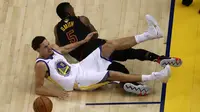 Guard Golden State Warriors Klay Thompson (bawah) terkena cedera setelah berbenturan dengan  JR Smith pada laga pertama final NBA. (AFP/Ezra Shaw)