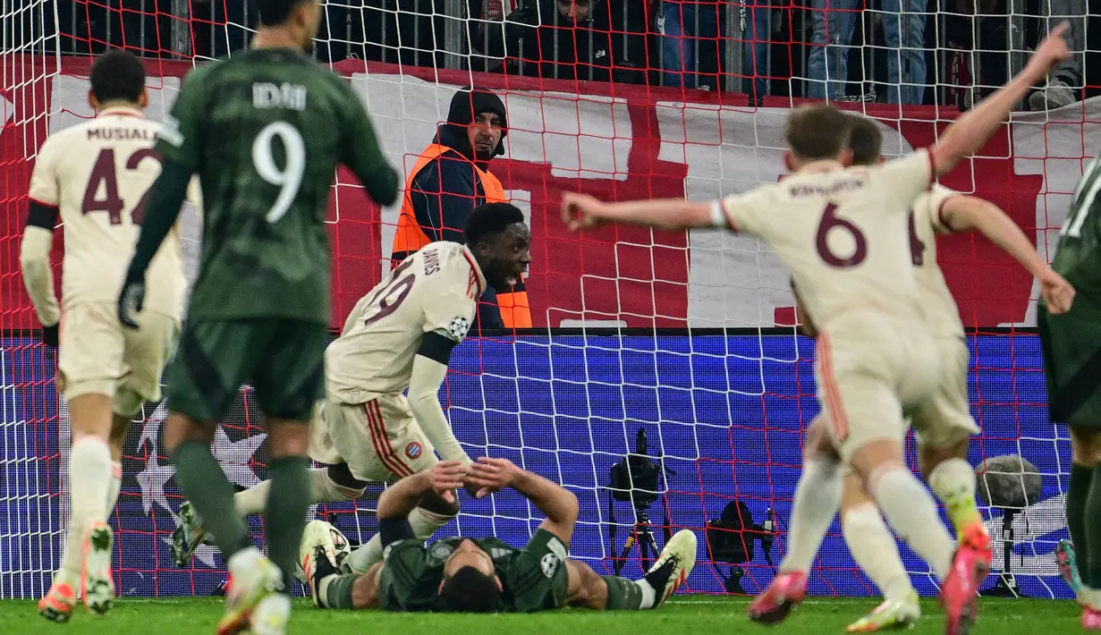 Pemain Bayern Munchen, Alphonso Davies mencetak gol kemenangan timnya ke gawang Celtic dalam laga leg 2 babak play off Liga Champions 2024/2025 di Allianz Arena, Munchen, Jerman, Rabu (19/02/2025) WIB. (AFP/Tobias Schwarz)