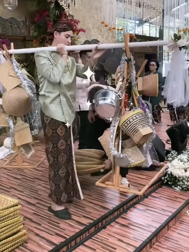 Alvy Xavier Anak Bungsu Susi Pudjiastuti saat Pernikahan Sang Kakak Nadine. [@sakuramachi84]