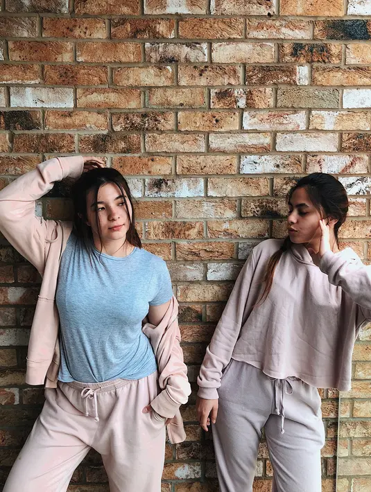 Tak hanya soal make up, Valerie Thomas dan Shaloom Razade juga kompak soal baju. Lihat penampilan mereka tampak begitu sporty. (Foto: instagram.com/sharazaaa)