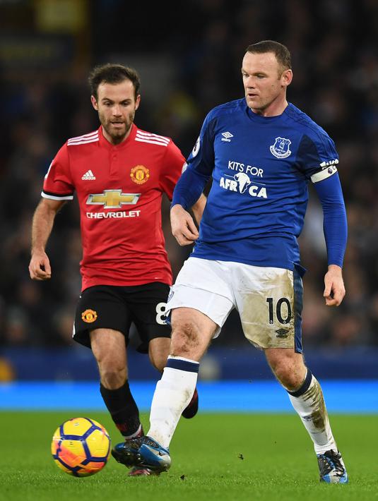 Striker Everton Wayne Rooney berusaha melewati pemain tengah Manchester United Juan Mata saat pertandingan Liga Inggris di Goodison Park, Liverpool (1/1). (AFP Photo/Paul Ellis)