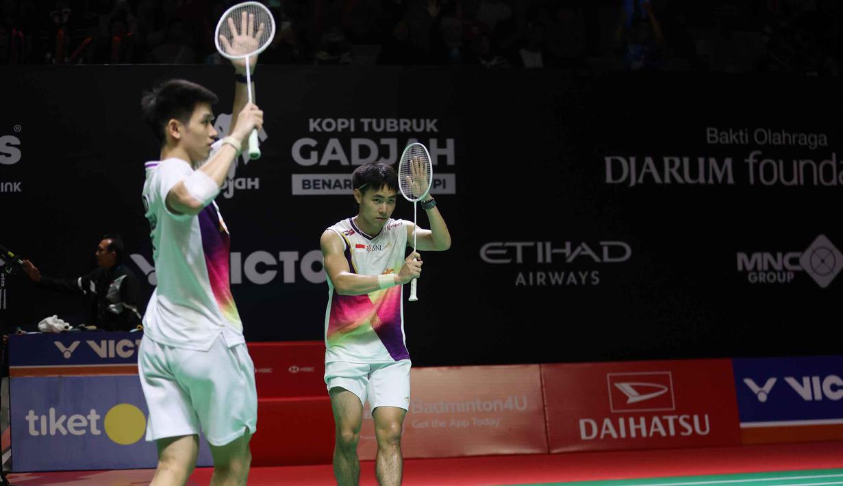 Kemenangan ini sekaligus mengantar Raymond Indra/Nikolaus Joaquin ke final Indonesia Masters 2026. Tampak dalam foto, pebulu tangkis ganda putra Indonesia, Raymond Indra/Nikolaus Joaquin usai bertanding melawan Sabar Karyaman Gutama/Moh Reza Pahlevi Isfahani pada semifinal Indonesia Masters 2026 di Istora Gelora Bung Karno, Senayan, Jakarta, Sabtu (24/1/2026). (Bola.com/M Iqbal Ichsan)