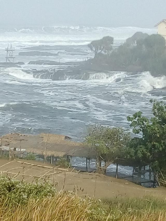 Perahu Dan Permukiman Warga Garut Selatan Tersapu Gelombang