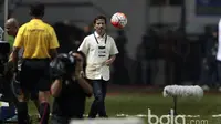 Pelatih Persib Bandung, Djadjang Nurjaman saat memimpin timnya melawan Semen Padang pada perebutan tempat ketiga Piala Presiden 2017 di Stadion Pakansari, Bogor, Sabtu (11/3/2017). (Bola.com/Nicklas Hanoatubun)