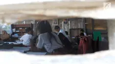 Ruangan belajar puluhan siswa berada di bangunan yang sudah tua reot dan terancam ambruk.