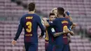 Para pemain Barcelona merayakan gol yang dicetak Lionel Messi ke gawang Las Palmas pada laga La Liga Spanyol di Stadion Camp Nou, Katalonia, Minggu (1/10/2017). Barcelona menang 3-0 atas Las Palmas. (AP/Manu Fernandez)