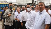 Pejabat (Pj) Gubernur DKI Jakarta Heru Budi Hartono (kedua kanan) bersama Ketua DPRD DKI Jakarta Prasetyo Edi Marsudi (kanan) meninjau Rumah Pompa Waduk Pluit di kawasan Penjaringan, Jakarta Utara, Rabu (19/10/2022). Tinjauan ini bertujuan untuk melihat kondisi rumah pompa dalam mengantisipasi untuk menghadapi musim penghujan tahun ini. (Liputan6.com/Herman Zakharia)