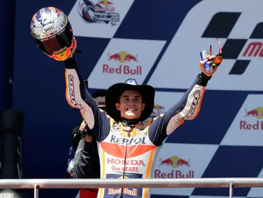 Pembalap Repsol Honda, Marc Marquez, merayakan kemenangannya setelah merebut gelar juara MotoGP Amerika di Circuit of the Americas (COTA), Austin, Minggu (22/4). Marquez menjadi pemenang dengan dengan catatan waktu 41 menit 52.002 detik. (AP/Eric Gay)