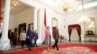 Presiden Jokowi (kanan) menerima kunjungan kehormatan Putri Astrid dari Kerajaan Belgia (tengah) di Istana Merdeka, Jakarta, Selasa (15/3). Jokowi langsung melakukan pertemuan tertutup dengan Putri Belgia. (Liputan6.com/Faizal Fanani)