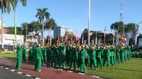 Sebanyak 737 atlet Jatim yang akan bertanding di PON XIX 2016 dilepas digelar di halaman Gedung Negara Grahadi, Surabaya, Kamis (8/9/2016). (Bola.com/Fahrizal Arnas)