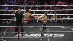 Partai puncak di Byon Combat 5 menyajikan duel panas antara KKajhe vs Aziz Calim. (Bola.com/M Iqbal Ichsan)