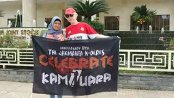 Sepasang The Jakmania berpose di depan Hotel Saigon Kimlien tempat Persija Jakarta menginap di Vinh, Vietnam, Selasa (6/3/2018). Persija akan melawan wakil Vietnam, Song Lam Nghe An pada laga Piala AFC. (Bola.com/Reza Khomaini)
