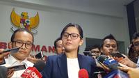 Sekjen PSSI, Ratu Tisha Destria, ditemani Kuasa Hukumnya dari Siswodihardjo & Partner Law Firm ketika diperiksa Satgas Antimafia Bola, Jumat (28/12/2018). (Bola.com/Zulfirdaus Harahap)