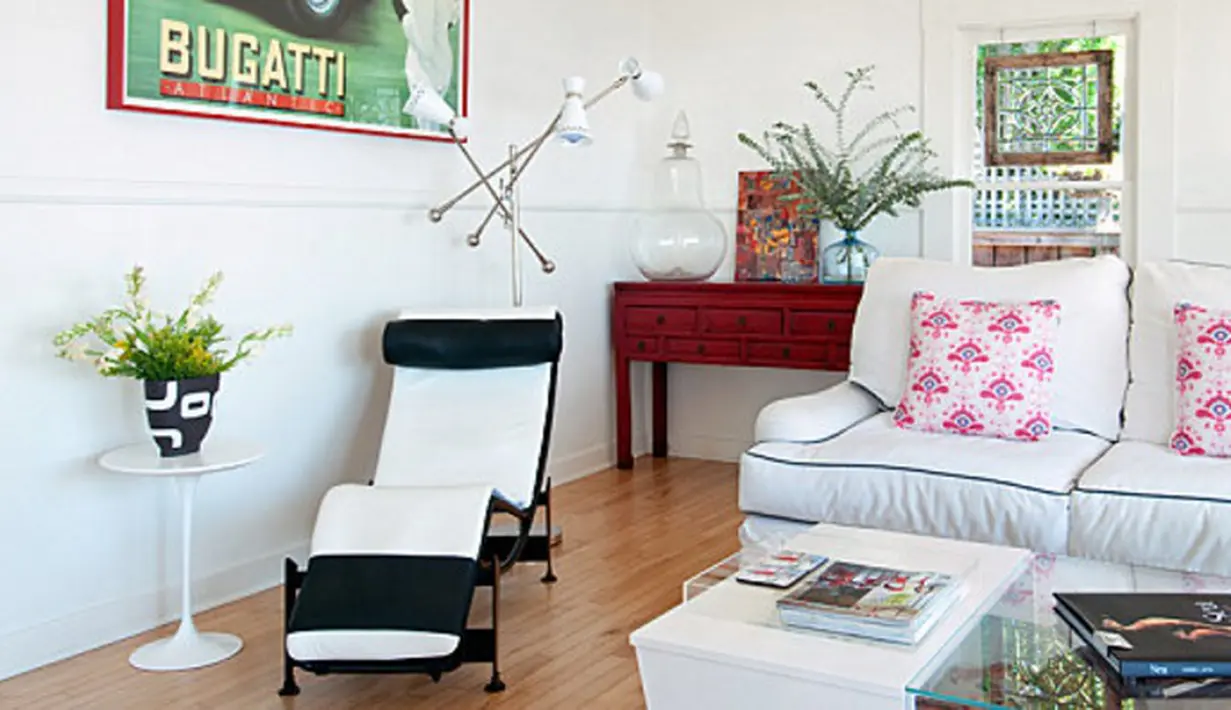 Warna putih yang dominan seolah menjadi kanvas untuk menonjolkan detail ornamen furnitur klasik.(decoist.com)