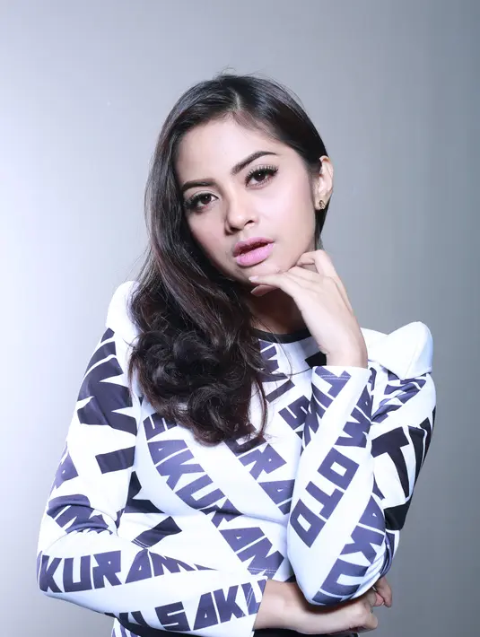 "Kurang tahu (masalahnya). Karena majelis hakim di sini banyak. Tapi intinya perselisihan rumah tangga, suaminya Shogo orang Jepang, bisnisnya lagi agak kurang lancar," tutur Djaenudin. (Febio Hernanto/Bintang.com)