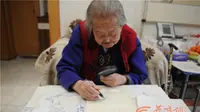Hebat, Pakai Kaca Pembesar Nenek 100 Tahun Masih Jago Melukis (shanghaiist)