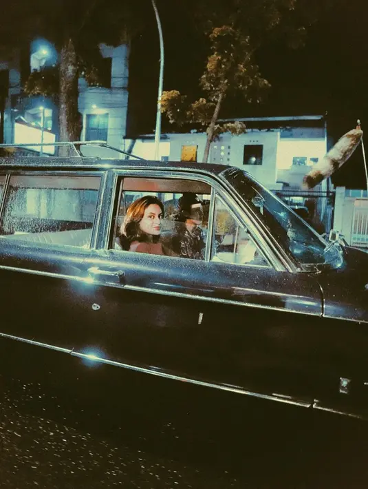 Keduanya tampak serasi meski terpaut usia yang cukup jauh. [Instagram/sibisma]