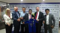 Menteri Pertambangan dan Perminyakan Australia Barat, Hon Bill Johnston, mengunjungi Persib di Bandung, Jumat (29/9/2017). (Bola.com/Muhammad Ginanjar)