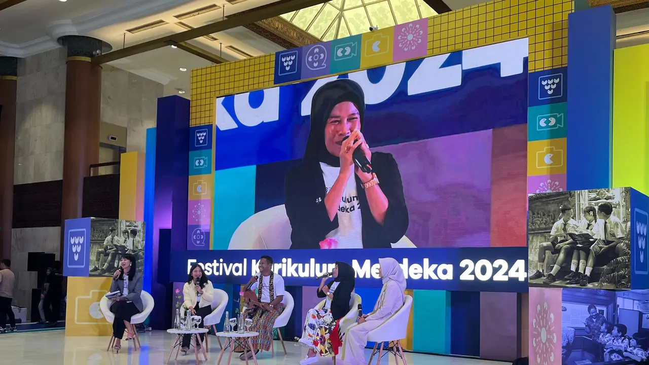 Orang tua murid asal Sekolah Luar Biasa (SLB) Negeri Lahat, Sumatera Selatan (Sumsel) Sri Mayawati menilai, Kurikulum Merdeka membuat guru lebih kreatif.