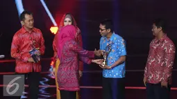 Mensos Khofifah Indar Parawansa memberikan piala penghargaan kepada Dalu Nuzlul Kirom dan Puger Mulyono kategori Pemberdayaan Masyarakat dalam ajang Liputan6 Awards 2016 SCTV di Jakarta, Kamis (26/5/2016). (Liputan6.com/Herman Zakharia)